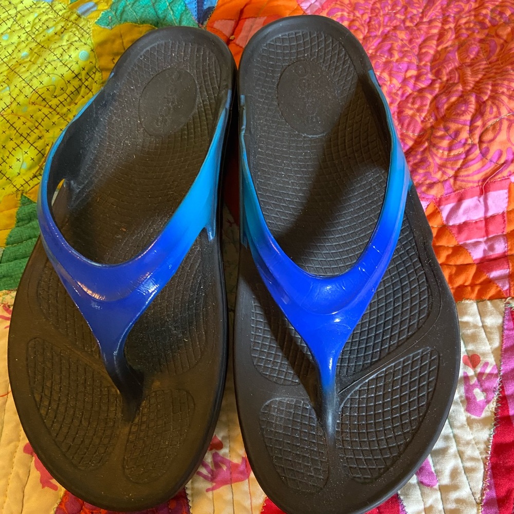 Oofos recovery thong size 6